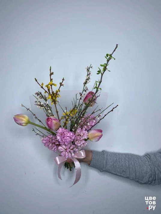 Авторский букет с гиацинтами, тюльпанами и цветущими ветками 