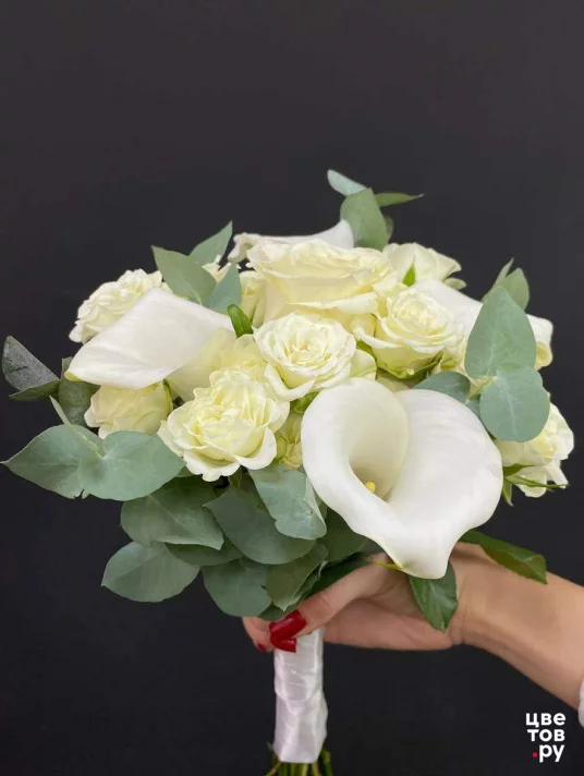 Свадебный букет с розами и каллами
