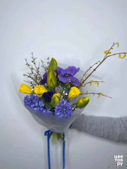Букет из тюльпанов, анемонов и цветущих веток